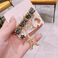 Fall Winter Rhinestone Pearl Chain Designer Brooch Pin for Women Girl Coat Sweater Accessories Vintage Badge Fashion Jewelry